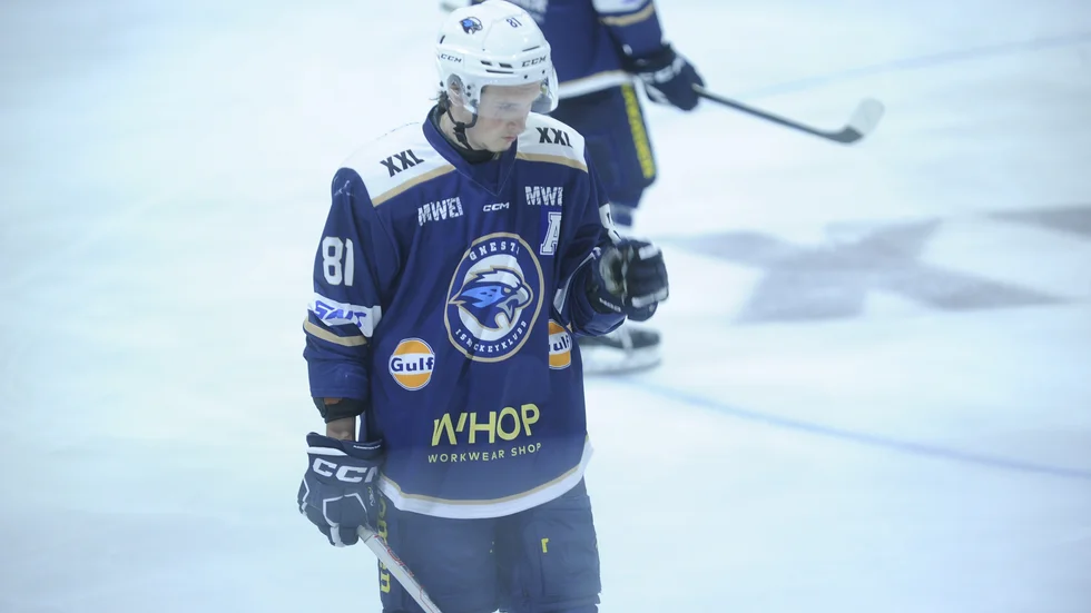 Gnesta IK:s Leo Tolf i det nya matchstället med fiskgjuse-loggan.