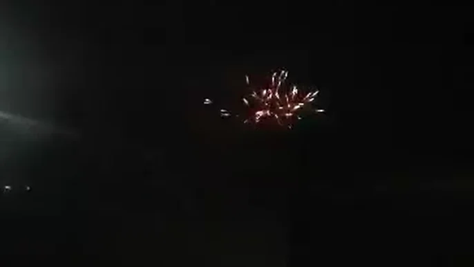 Skärmdump från den video på fyrverkeriet som åtvidabergaren Mathilda Lundqvist tog tidigt på fredagsmorgonen.
