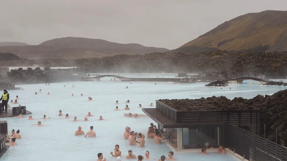 Att bada i den naturligt varma "Blå lagunen", och beställa något att dricka i poolbaren nere till höger, är ett populärt turistnöje. Bild från i våras.