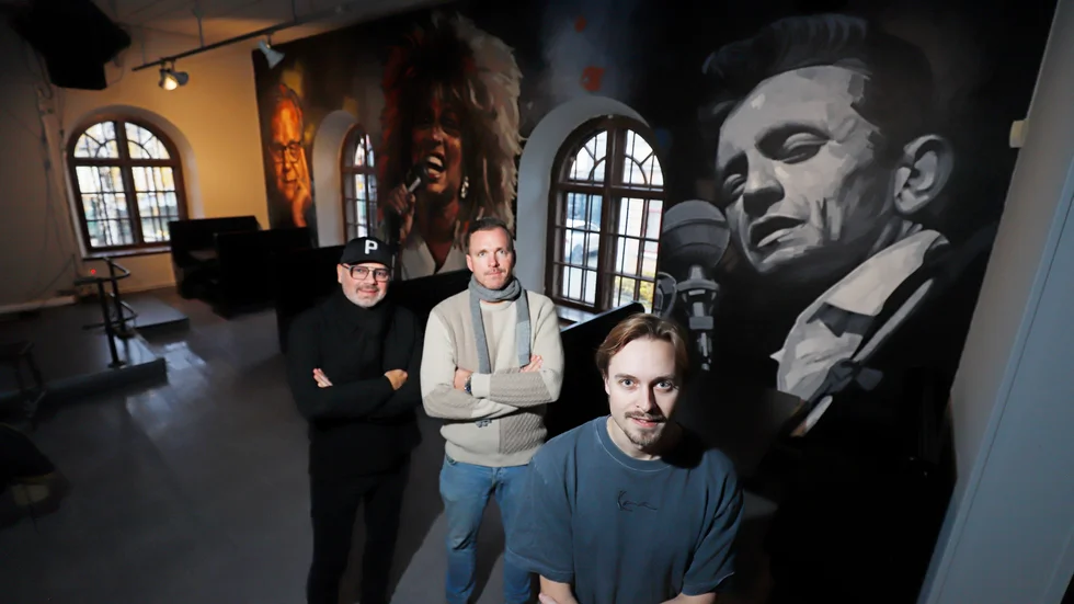 Konstnären Adam Augustsson har nyligen färdigställt tre porträtt av Lasse Berghagen, Tina Turner. Lillebror Felix Augustsson såg till att Johnny Cash tog plats. Ölkulturs nya delägare Mikael Örn och Morgan Lindberg är lyriska över resultatet.