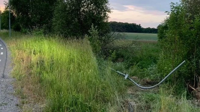 En 19-årig Mariefredsbo åtalas för grovt rattfylleri efter att ha stoppats med 1,48 promille i blodet. Bild från förundersökningsprotokoll som visar bilens körväg ut i diket.