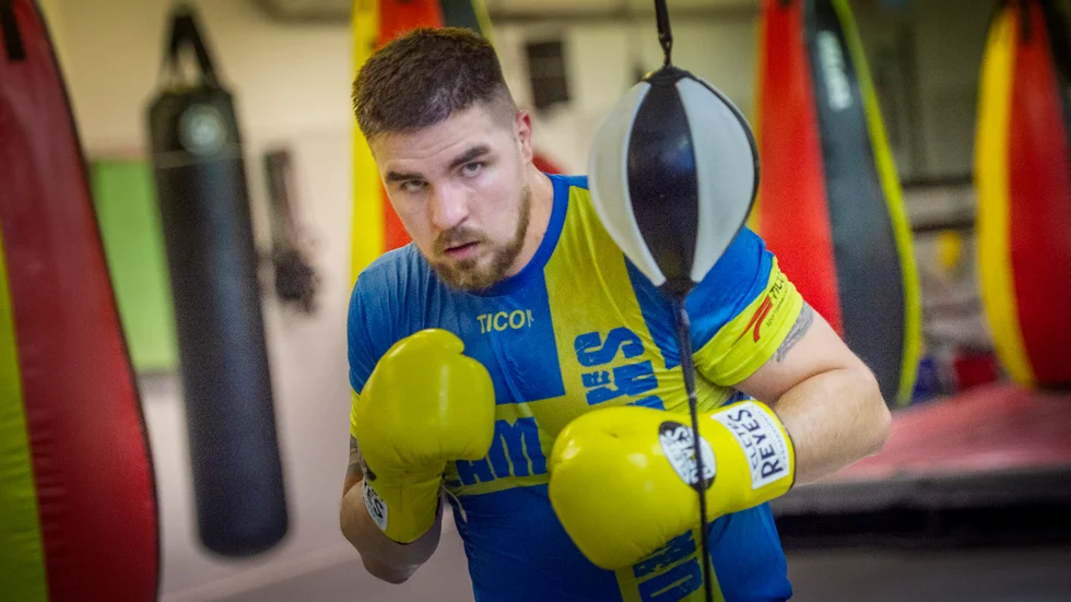 Högintensiv träning får Erik Skoglund att må bättre och bli piggare. Han tränar nästan varje dag men varvar hårdare pass med återhämtningspass. Han har även börjat sparringsboxas i ringen.
