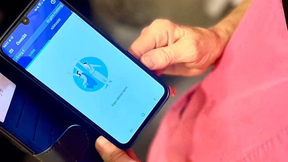 Inkommande larm visas i en app i jobbmobilen.