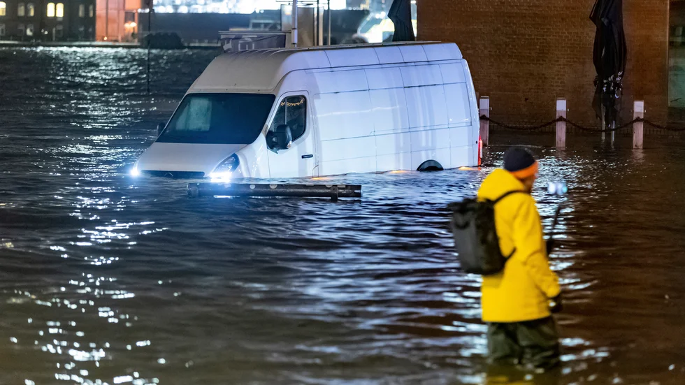 Många gator och torg har drabbats av översvämningar i den tyska staden Hamburg.