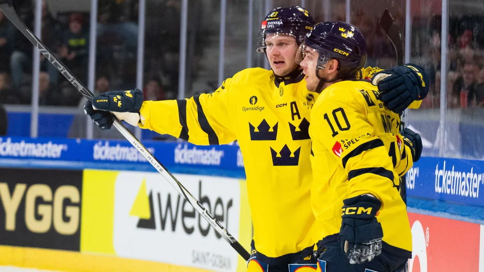 Lucas Wallmark och Andreas Wingerli firar Lyckselesonens 1–1-mål mot Finland.