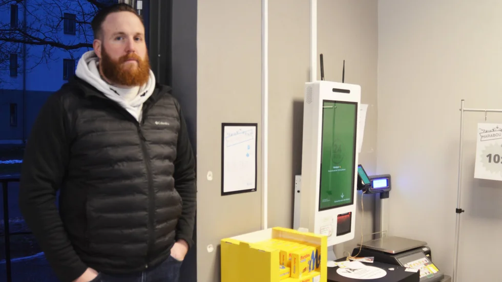I den obemannade 24 Sju-butiken i Brandholmen scannar kunderna själva sina varor och betalar. Men ägaren Erik Wallén Widell säger att det inte är lättare att stjäla här än i någon annan butik: ”Det är kanske inte någon som ser dig direkt, men det kommer efteråt", säger han.