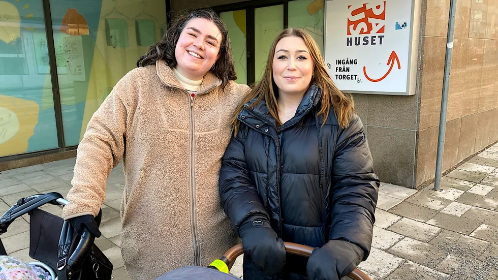 Evelina Svernedal, Uppmyrby, och Emelie Stedt, Fjärdhundra: ""Viktigt, jätteviktigt, för att vi har inte så mycket inkomst i och med att vi är föräldralediga. När vi planerade med familjen sa vi att vi inte kan ha så många sorters lax för att den har blivit så dyr. Julskinkan prioriterar vi och nu finns det ganska bra svensk julskinka. Sen är risgrynsgröt ett måste."