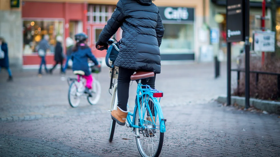 Bilar är hårda. Cyklande och gående människor är mjuka!