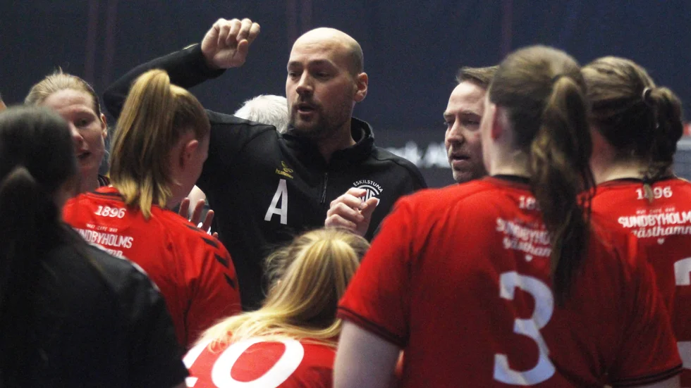Mikael Löfstedt Johansson, till vänster, lämnar omedelbart sin tränarroll och assisterande tränaren Robin Andersson Dickfors tar över.