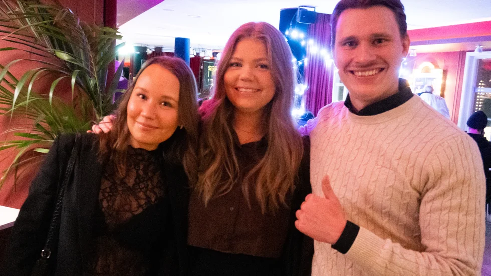 Elin Brännmark och Fanny Lindgren från Luleå är ute med sin kompis Teo Wiik som kommer från Luleå men har flyttat till Stockholm där han jobbar som it-konsult. I jul är han hemma och hälsar på.