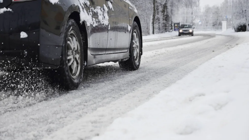 Det kan vara halt på vägarna under juldagen och trafikanter uppmanas till försiktighet.