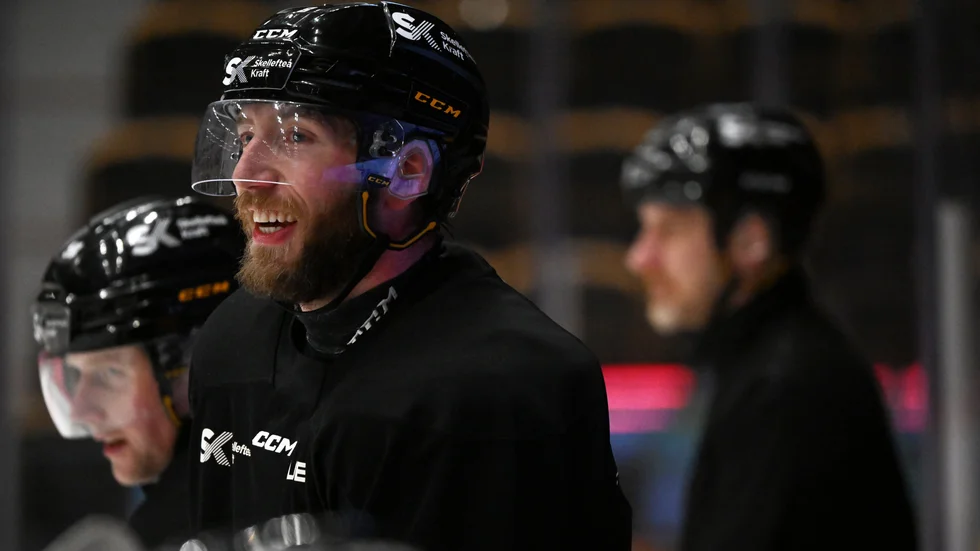 Petter Granberg är åter i AIK till torsdagens möte med Timrå, efter att ha varit avstängd de båda bortamatcherna mot Färjestad och Frölunda.