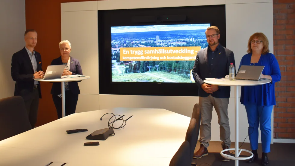 Alliansen presenterar sitt förslag till kommunal budget 2024. Fr v Andreas Löwenhöök  (M), Carina Sundbom (C), Per Boström (KD), Christina Soldan (L).