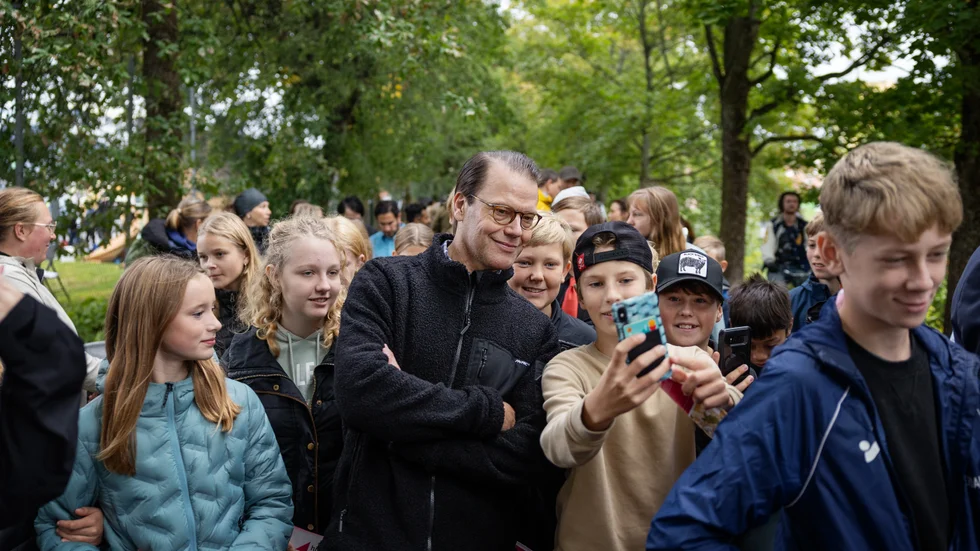 Många av eleverna i Börje skola ville ta bilder med kronprins Daniel och tyckte att det var spännande att se honom i verkligheten.