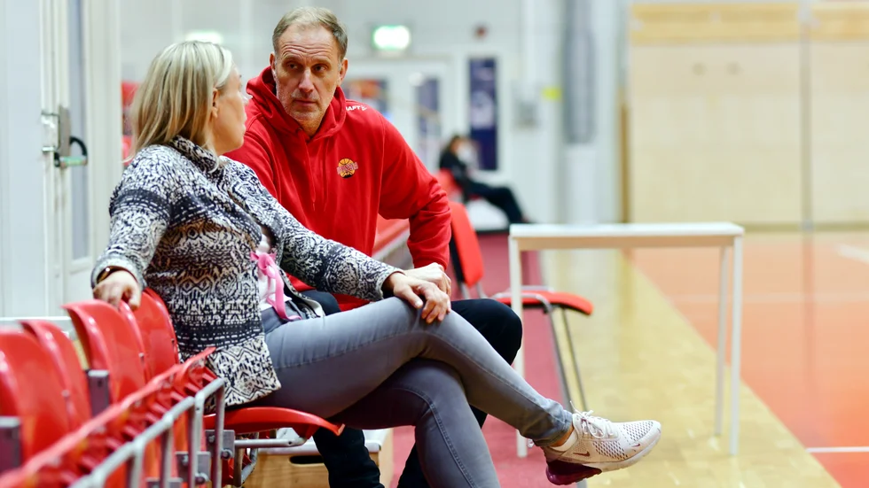 Henrik Ringmar tillsammans med Uppsala Baskets klubbchef Camilla Godberg, som tillträdde i våras. Nu talar Ringmar om SM-final för herrlaget inom fem år.
