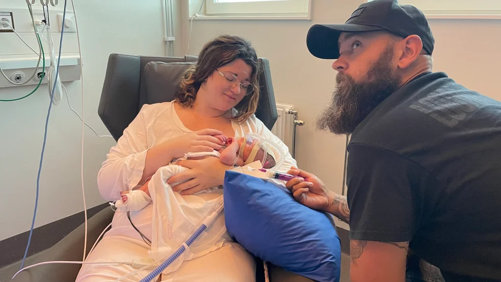 Nyfödd. Jessica Karlsson och Alexander Segerhjelm, från Oskarshamn, blev föräldrar till lilla Folke dagen innan vårt besök på neonatal. 