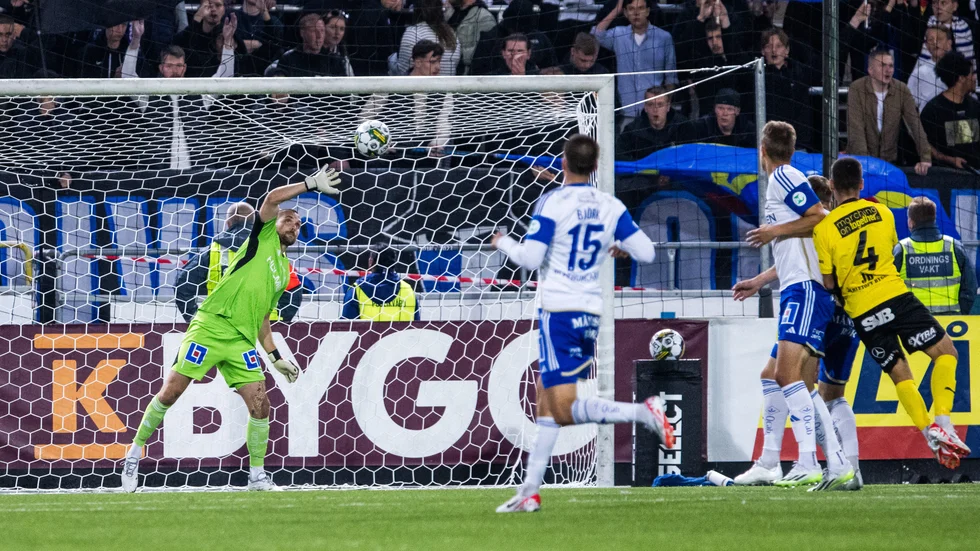 Leo Waltas avslut gick in via Oscar Janssons hand.