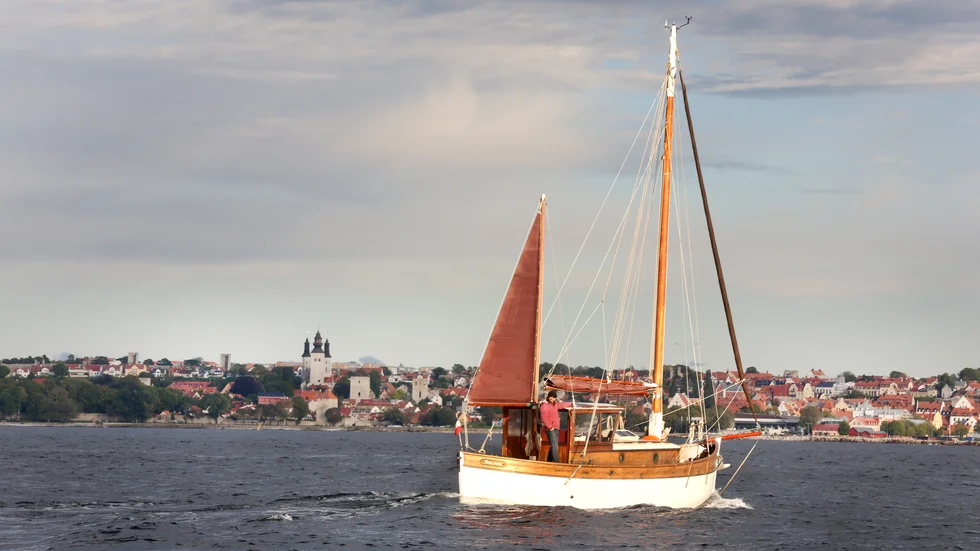 Bruno Arcaleni jublar ombord på sin 75 år gamla träbåt i mahogny. Han nådde sitt mål på torsdagskvällen, att segla från södra Frankrike till Visby.