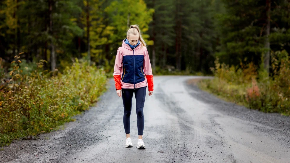 Ebba Larssons ben bär inte mer än mycket korta sträckor. "Jag blir helt slut. Benen skakar och domnar bort. Jag blir stekhet ena stunden för att nästa frysa som bara den. Och nu har även armarna börjat strula", säger elitidrottaren som numer måste kämpa för att ens kunna gå ut med hunden.