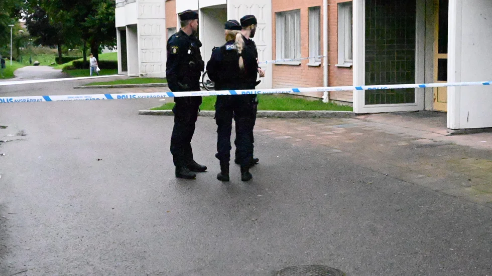 Polisen har spärrat av på Grundläggaregatan i Hageby.