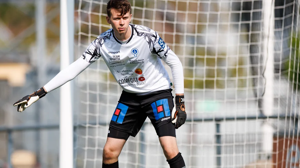 Åtvidabergs FF:s målvakt Hugo Claesson får en jobbig bussresa hem efter ett riktigt snöpligt baklängesmål i slutet av bortamatchen mot Norrby IF. 