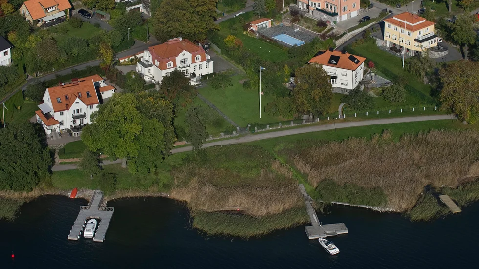 Priserna på befintliga tomter och hus i attraktiva lägen har, som en följd av att lagen kraftigt begränsat möjligheten att uppföra nya byggnader nära vatten, drivits upp till nivåer som är ouppnåeliga för många, inte minst unga, skriver debattörerna.