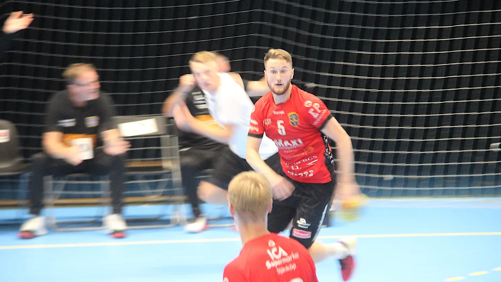 Kan Hallstahammar med förre Enköpingstränaren Rickard Bäcklin störa Ludvig Isegren och hans lagkamrater i EHF?