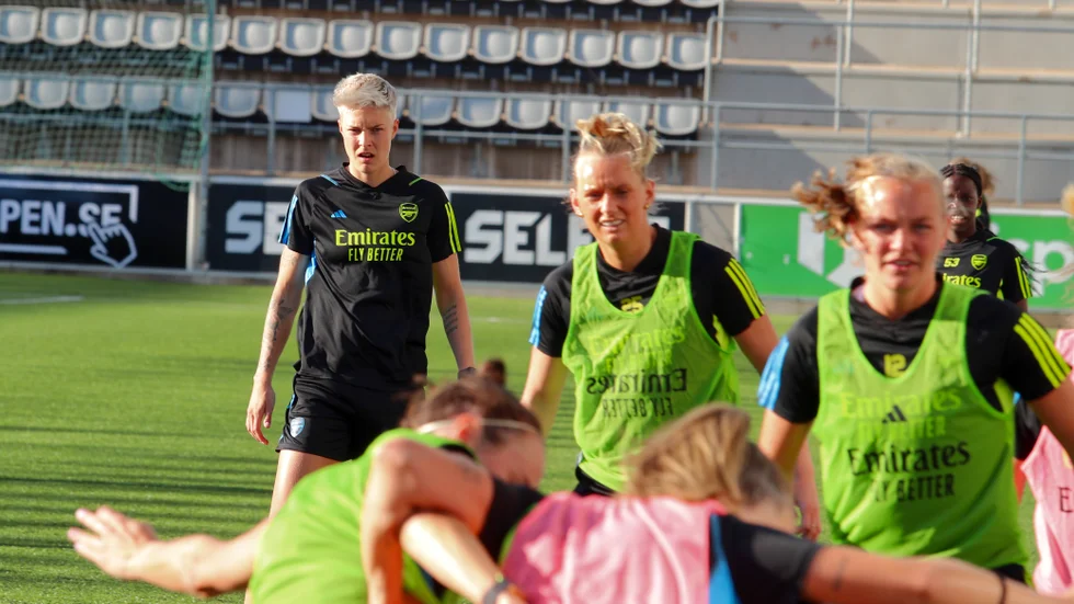Lina Hurtig och två andra LFC-bekantingar, Stina Blackstenius och Frida Leonhardsen Maanum i bakgrunden. 