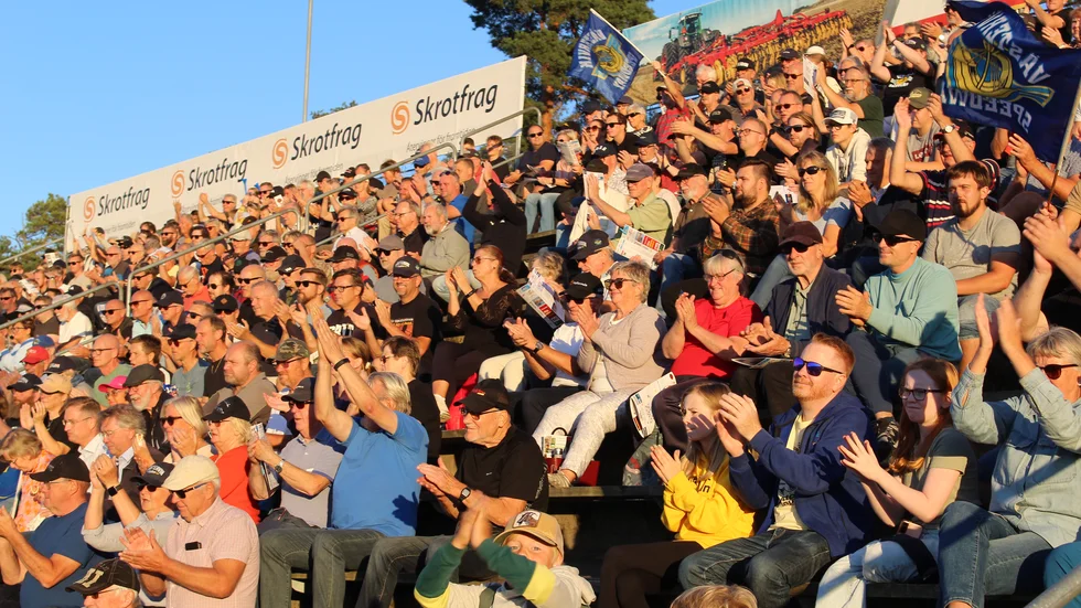 Jubel när Västervik tar en femetta i inledningen av matchen.  