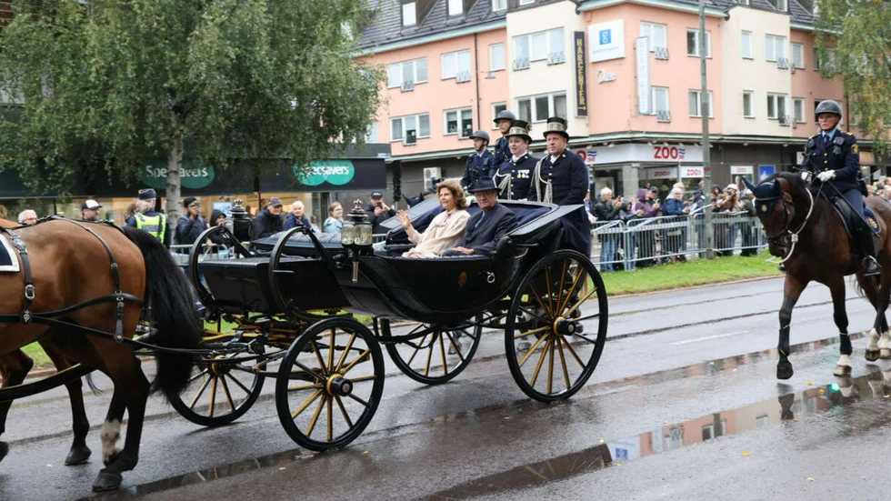 Kungaparet anlände med häst och vagn.