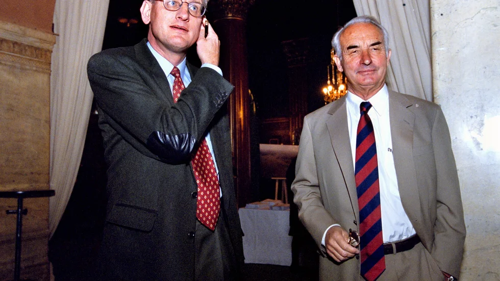 Lundin Oils grundare Adolf Lundin och Carl Bildt, tidigare statsminister och då styrelseledamot i bolaget, på väg in till bolagsstämma på Grand Hotel i Stockholm i maj 2001.