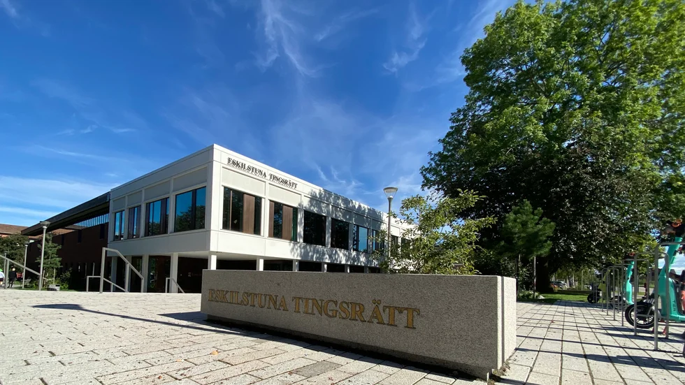 Enligt Eskilstuna tingsrätt är 22-åringen på sannolika skäl misstänkt för tillgrepp av fortskaffningsmedel.