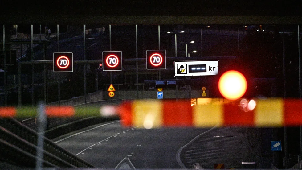 Trafiken stoppades i Norra Länken i Stockholm på grund av ett tekniskt fel.