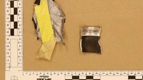 Gängor och tejp från den misstänkta bomben.