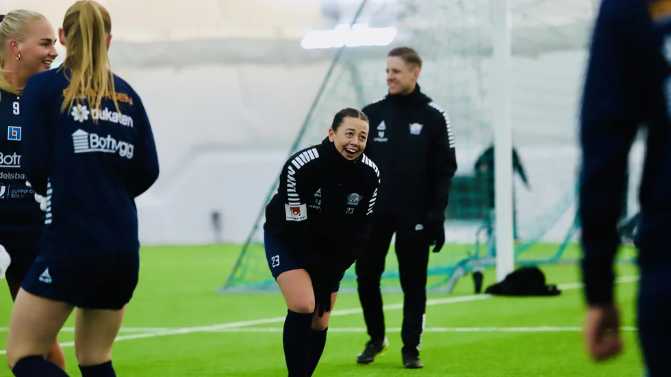 Cornelia Kapocs och de andra LFC:arna ser ut att trivas under årets första träning.