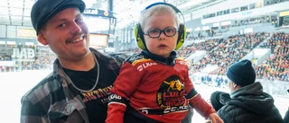 Hockeymatch med många barn i publiken på Kidzday i arenan