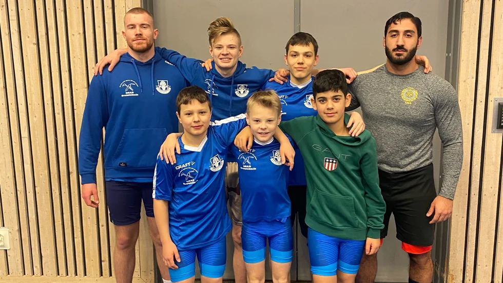 Nyköpingsbrottarna blev prisade efter helgens tävlingar. Övre raden från vänster Alessandro Cao, Max Lind, Pontus Bergman, Fardin Anosheh. Främre raden från vänster: Lucas Nockmar, Elvin Lindqvist och Mario Rastitanha.