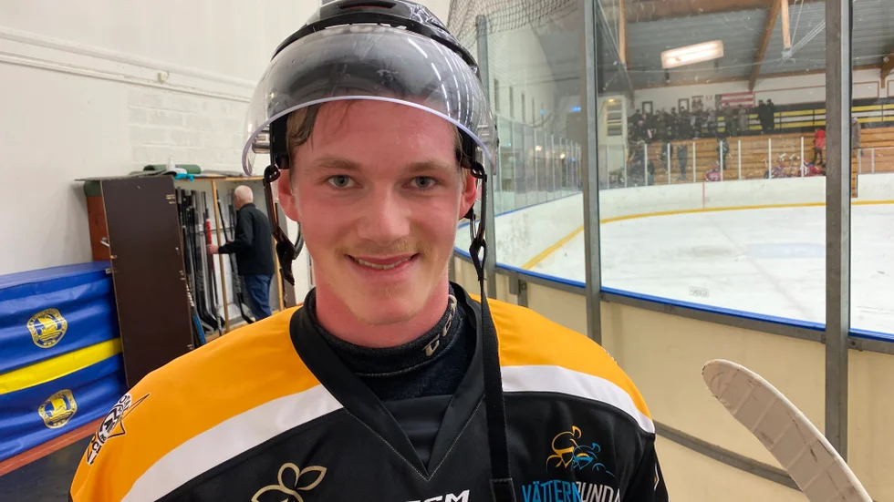 Puck i tom kasse. Albin Albrektsson, nummer 24, gjorde det avgörande 6-4-målet för Motala AIF i alltrean mot Lions Strömstad. Maif hänger med i toppen.