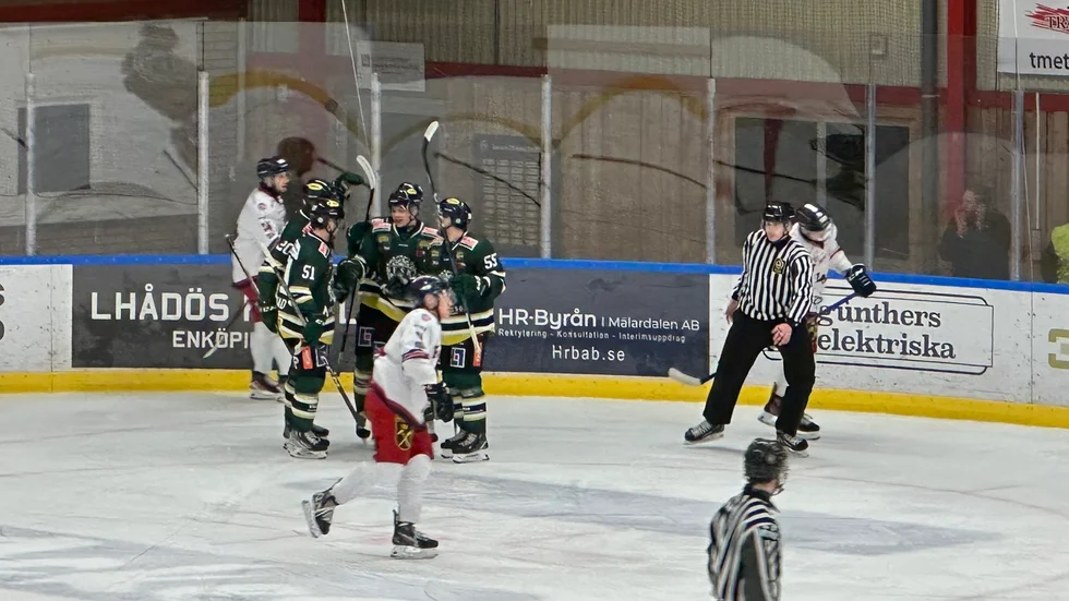 ESK gör 1-0 mot Falu IF genom Axel Knudsen. Innan säsongen tränade han med dalalaget, men fick inget kontrakt. Nu gör han mål i Enköping istället.