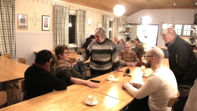 Föreningen Bjernna i Överkalix träffades och pratade Överkalixmålet tillsammans.