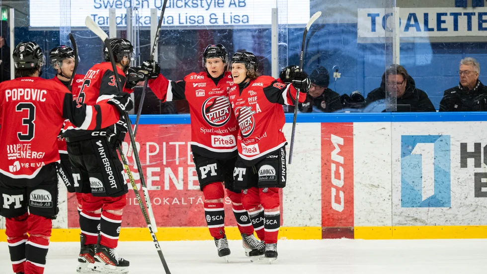 Linus Hedman, längst till höger i bild, öppnade målskyttet i Allettan för sitt Piteå Hockey.