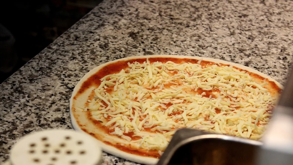 En pizza Margherita innan den ska in i ugnen - den grund många goda pizzor bygger på.