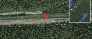 Personbil stillastående på E4 - ett körtfält blockerat