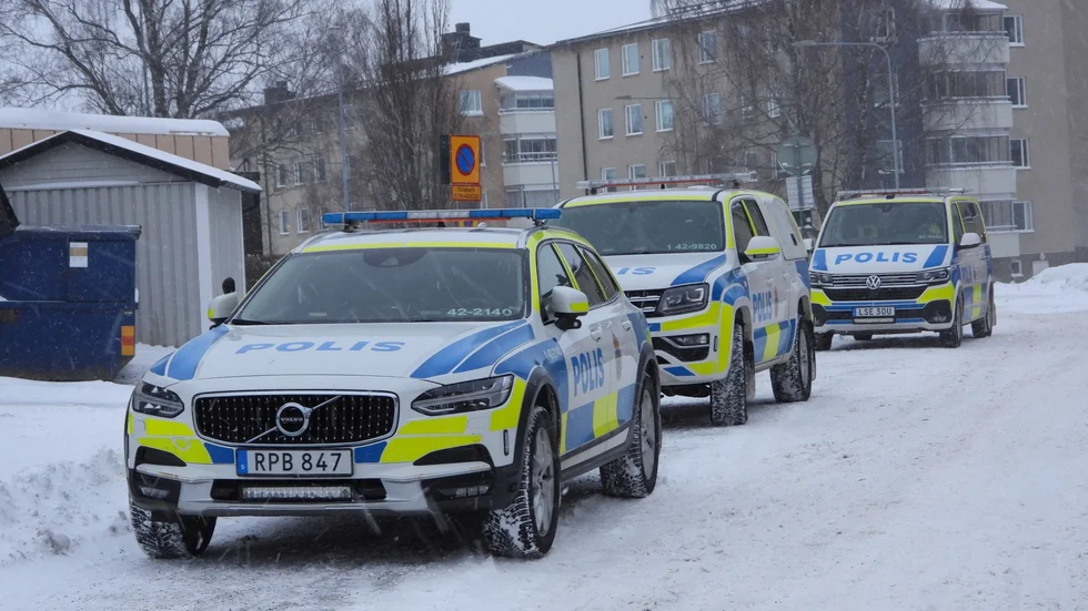 Tre polisbilar på plats på Bäckgatan på onsdagen. 