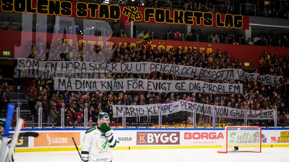 Luleås supportar med en banderoll riktad mot Luleås Mario Kempe under ishockeymatchen i SHL mellan Luleå och Färjestad.