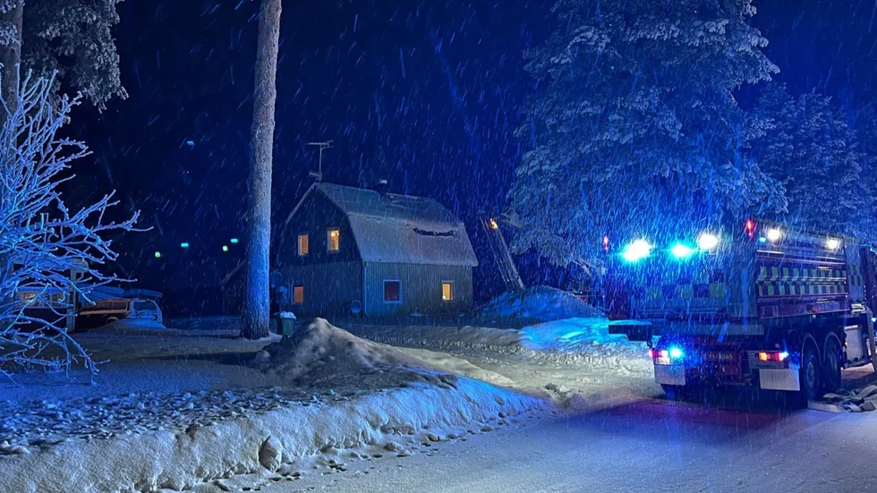 Räddningstjänsten bekämpar en villabrand i Auktsjaur.
