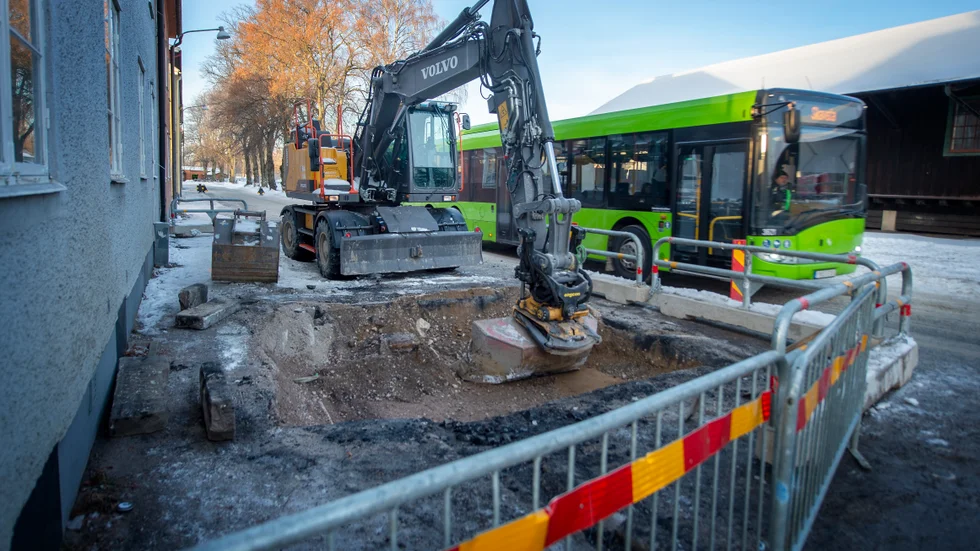Ett grävarbete påbörjades under måndagsmorgonen efter en vattenläcka på Södra Bangårdsgatan i centrala Nyköping. 