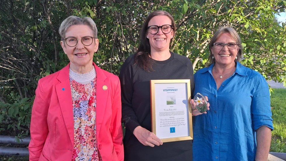 Kristdemokraternas ordförande Helén Lindbäck och vice ordförande Eila Stenvall delade ut årets Vitsippspris till Johanna Eknegård, styrelsemedlem i Vilda Kidz.