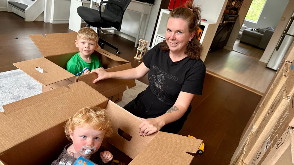 Snart är hela hemmet nerpackat för flytten utomlands. Barnen Leo och Ellen hjälper till på sitt sätt, med att måla kartongerna fina på insidan. 