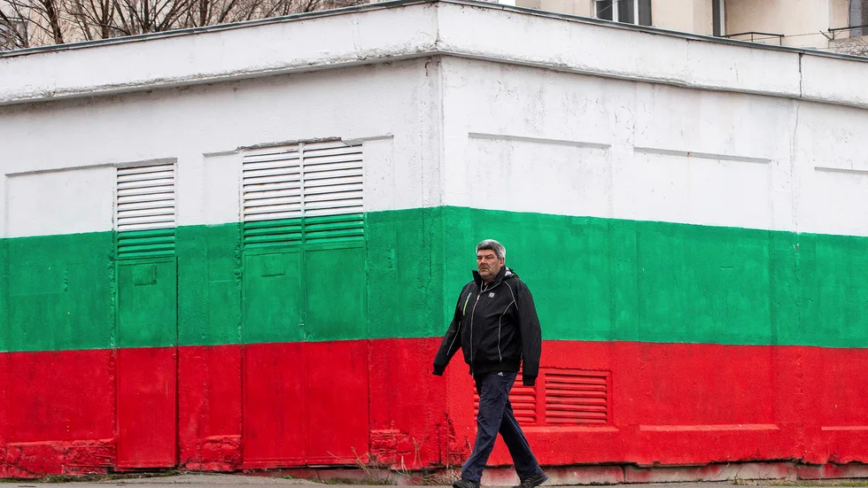 Bulgariska flaggan målad på ett hus i Bankja i Bulgarien. Arkivfoto.
